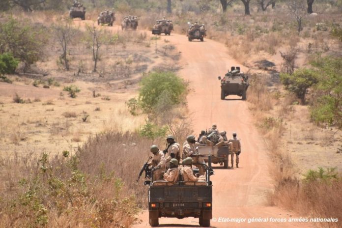 Un convoi de vÃ©hicule de l'armÃ©e du Burkina Faso dans le nord du pays