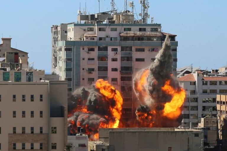 Le bÃ¢timent al-Jalaa abritant les bureaux des mÃ©dias d'Associated Press et d'Al Jazeera est frappÃ© par une frappe aÃ©rienne israÃ©lienne dans la ville de Gaza le 15 mai 2021. @Reuters