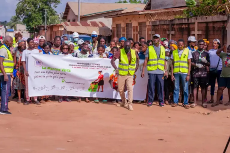 Bénin: marche verte de Sainte Famille de Tankpè contre les sachets non biodégradables