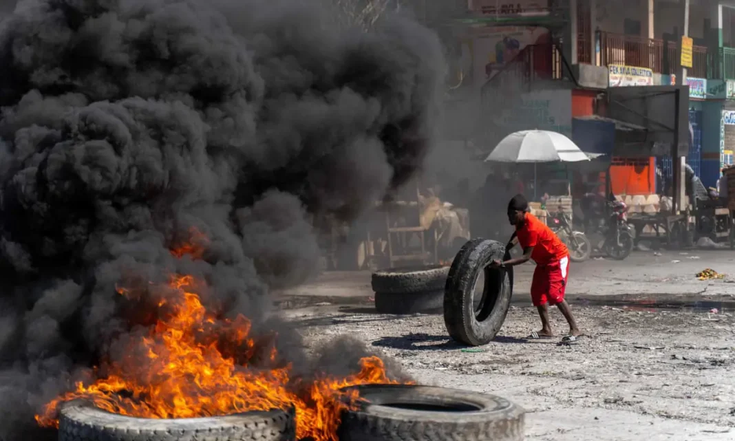 Les criminels auraient subi le «supplice du collier», c'est-Ã -dire l'utilisation d'un pneu placÃ© autour du cou de la victime, aspergÃ© d'essence avant d'Ãªtre incendiÃ©.