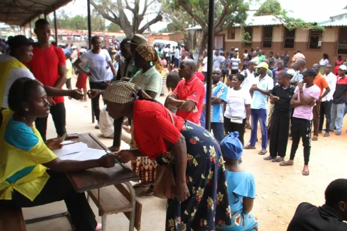 Les Ã©lecteurs font la queue pour voter Ã  Maputo, au Mozambique, le mardi 15 octobre 2019, dans le cadre des Ã©lections prÃ©sidentielle, lÃ©gislative et provinciale du pays. (AP Photo _ Ferhat Momade)