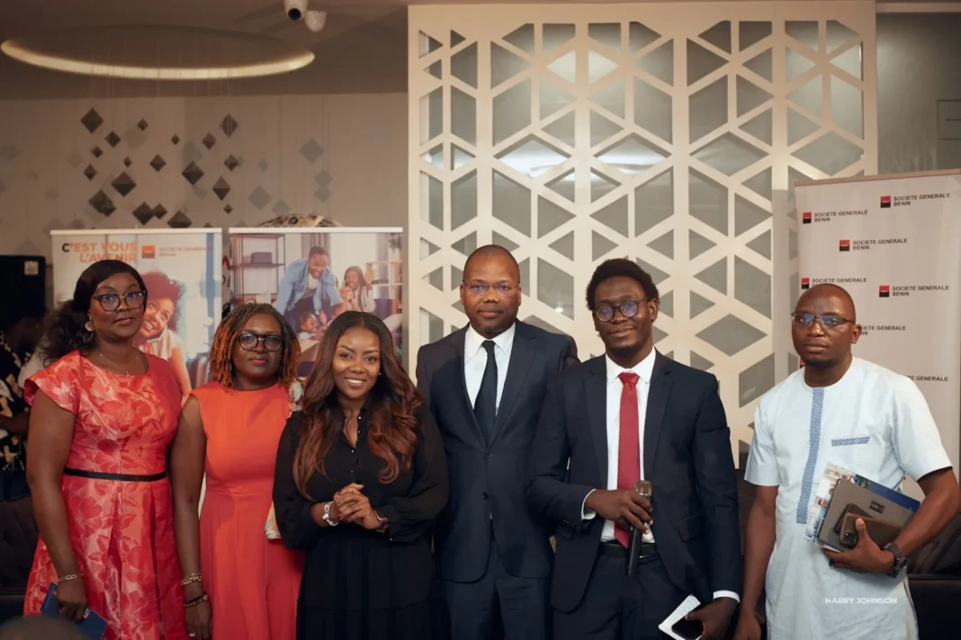 La directrice gÃ©nÃ©rale de la SociÃ©tÃ© gÃ©nÃ©rale du BÃ©nin AÃ¯ssatou SOUMARÃ‰ et quelques participants deÂ lâ€™afterwork